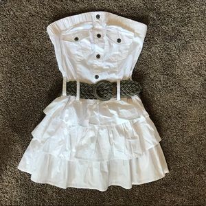 Body central white dress with olive green belt
